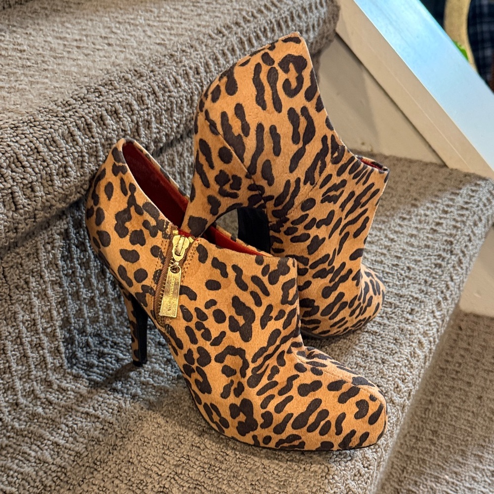 Buy for 20$ ✌🏻 Christian Siriano Tan and Black Ankle Booties-size 9.5